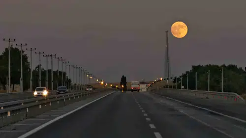Bitlis semalarında beliren dev dolunay geceyi gündüze çevirdi