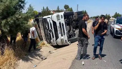 Diyarbakır Çınar yolunda devrilen tırın şoförü hastaneye kaldırıldı