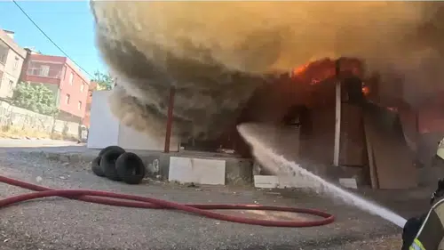 Diyarbakırda marangoz atölyesindeki yangın anı kask kamerasında görüntülendi