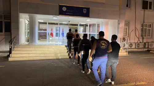Kendini polis olarak tanıtan dolandırıcılar yakayı ele verdi