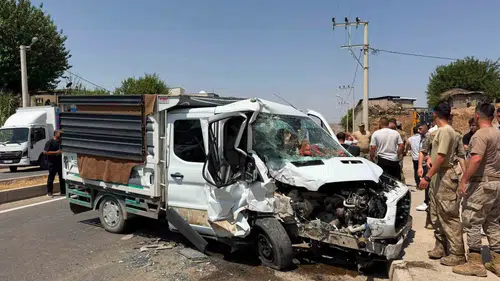 Cizre sokaklarında iki araç çarpıştı Dört kişi hastaneye kaldırıldı