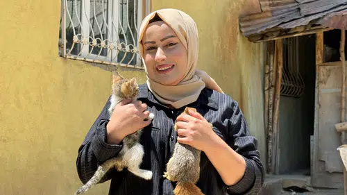 Hakkari'de bir kuaförün kurtardığı sincap evden ayrılmıyor