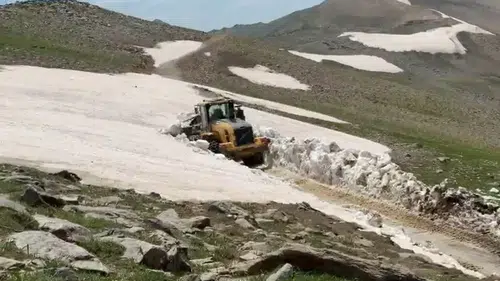 Bitlis yaylalarında yaz ortasında kar mesaisi devam ediyor