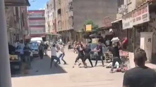 Viranşehir caddesinde taş ve sopaların konuştuğu kavga kameraya yansıdı