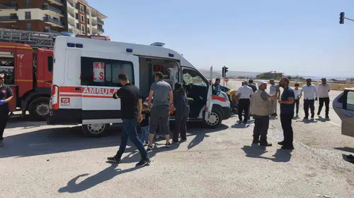 Van Edremit yolunda iki aracın karıştığı kazada altı kişi yaralandı
