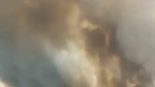 Nusaybin yolunda anız yangını nedeniyle görüşü kapanan tır bariyerlere girdi