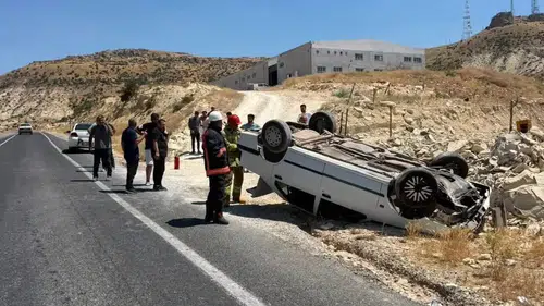Mardin yolunda kontrolden çıkan araç takla attı