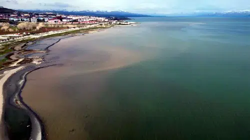 Van Gölü'ndeki yağış bereketi su altındaki gizemli oluşumları tekrar kapladı