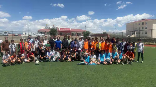 Çaldıranlı gençler yaz kursunda futbolla bir araya geldi