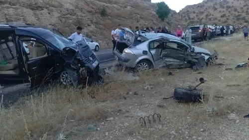 Midyat yolunda iki aracın çarpıştığı kazada minik Yakup yaşamını yitirdi