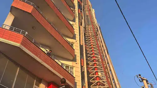 Kızıltepe’de 7 katlı binanın çatısında korkutan yangın kontrol altına alındı