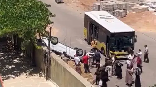 Siirt Afetevler Mahallesinde belediye otobüsü ile hafif ticari araç kaza yaptı