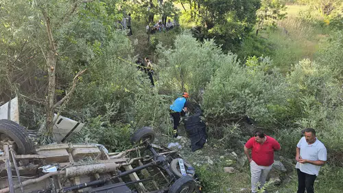 Bingöl Yayladere yolunda kamyonet uçuruma devrildi