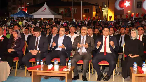 Hakkari halkı 15 Temmuz demokrasi zaferini meydanda kutladı