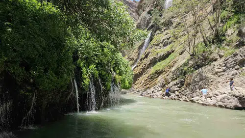 Hakkari Kaval Şelalesi kavurucu sıcaklarda serinlemek isteyenlerin adresi oldu