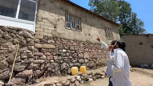 Yüksekova’da bir ailenin evini yılanlar istila etti