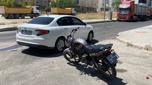 Elazığ Kırklar Mahallesinde Motosiklet ve Otomobil Çarpıştı