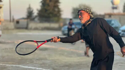 Şanlıurfalı köylüler toprak sahada tenis oynayarak ezberleri bozdu