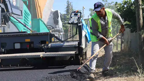 Elazığlı yol işçileri 160 derece sıcaklıktaki asfaltla mücadele ediyor