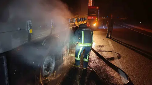 Van Muradiye kara yolunda tırın lastikleri alev aldı