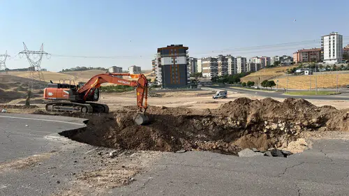 Batman Diyarbakır yolu su borusu patlaması nedeniyle trafiğe kapandı