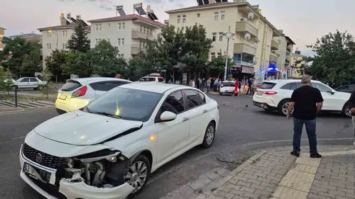 Bingöl merkezde iki otomobilin çarpışması sonucu iki kişi yaralandı