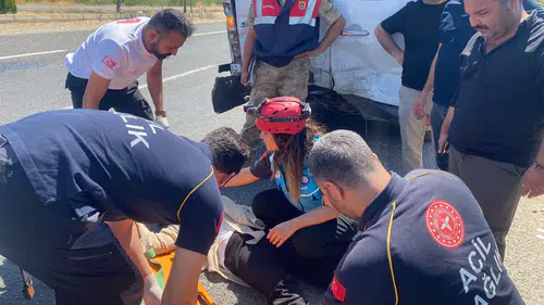 Şanlıurfa yolunda otomobil ile minibüs çarpıştı 12 kişi yaralandı