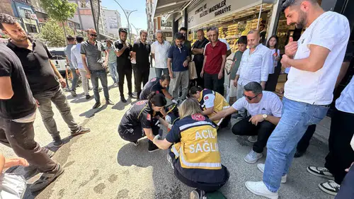 Yüksekova caddesinde fenalaşan sara hastasına çevredekiler yetişti