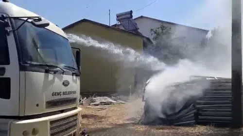 Bingöl Genç ilçesinde plastik pencere yığınları çıkan yangınla küle döndü