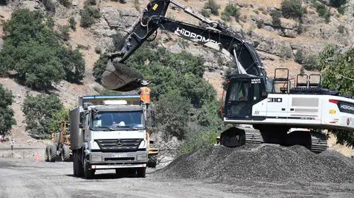 Şırnak Beytüşşebap yolunda çalışmalar son sürat devam ediyor