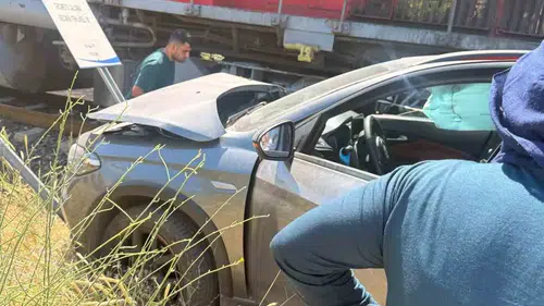 Elazığ’da raylara takılan otomobile trenin çarptığı anlar kameraya yansıdı