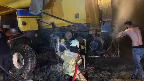 Hani ilçesindeki tarlada çalışan biçerdöver alevlere teslim oldu