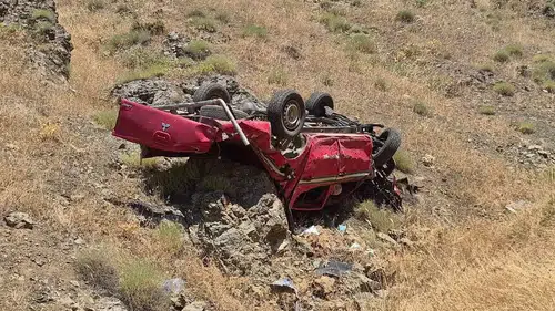 Elazığ Sivrice yolunda yangın müdahale aracı uçurumdan aşağıya devrildi
