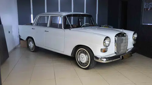 Elazığlı galerici 1967 model Mercedes otomobilini gözünden sakınıyor