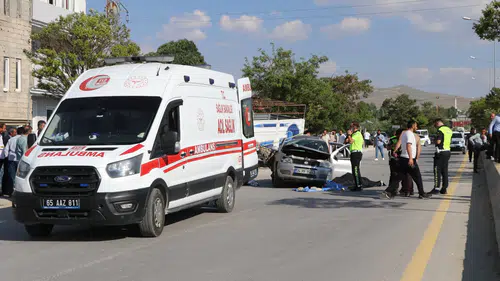 Van Edremit yolunda park halindeki kamyona çarpan otomobilde bir kişi yaşamını yitirdi