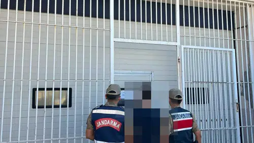 Karaköprü ilçesinde aranan hükümlülerin peşine düşen jandarma ekipleri iki kişiyi yakaladı