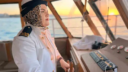 Van Gölünde denizcilik tarihine geçen kadın kaptan dümeni devraldı
