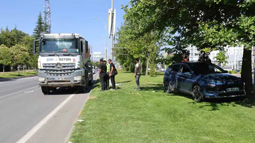 Elazığ Malatya Caddesinde beton mikseriyle çarpışan otomobilde 5 kişi yaralandı