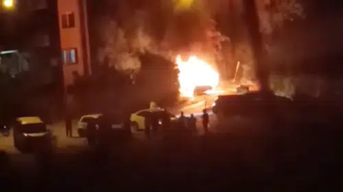 Batman merkezde park halindeki araç çıkan yangınla küle döndü
