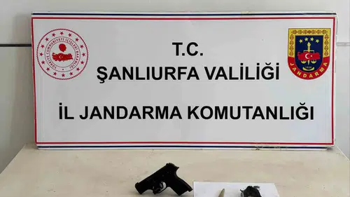 Suruç yolunda jandarma ekipleri iki şüpheliyi silah ve uyuşturucuyla yakaladı