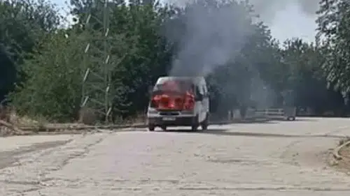 Elazığ Yurtbaşı beldesinde park halindeki minibüs alevlere teslim oldu