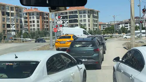 Elazığ’da tren raylarında tehlikeli dakikalar kameralara yansıdı