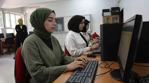 Elazığlı gençler Adalet Bakanlığındaki memurluk hayalleri için klavye başında ter döküyor