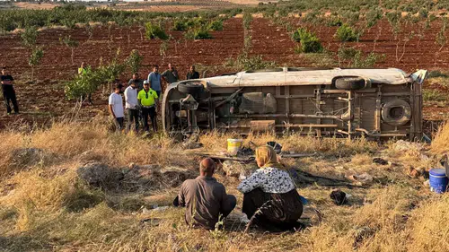Şanlıurfa yolunda işçi taşıyan minibüs lastiğinin patlamasıyla devrildi