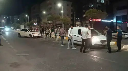 Şanlıurfa'da trafik uygulaması sırasında bir polis memuru araçların arasında kalarak yaralandı