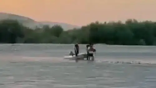 Batman Samanyolu mevkiinde yükselen suların ortasında kalan iki kişi kurtarıldı