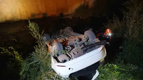 Muşta kontrolden çıkan otomobil dere yatağına devrildi