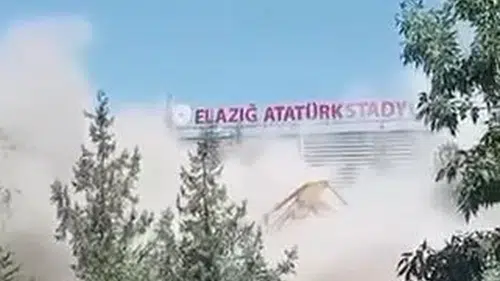 Elazığda yıkım çalışması sırasında çöken bina operatöre korku dolu anlar yaşattı