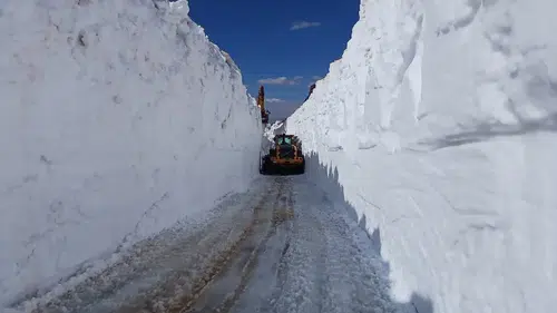 Hakkari Yüksekova yollarında temmuz sıcağında 7 metrelik kar tünelleri açıldı