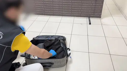 Batman yolunda valiz içine gizlenen uyuşturucu köpeğe yakalandı